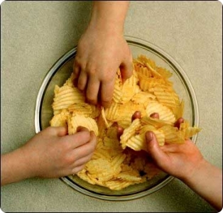 Курские школьники ежедневно едят чипсы и отказываются от овощей и творога